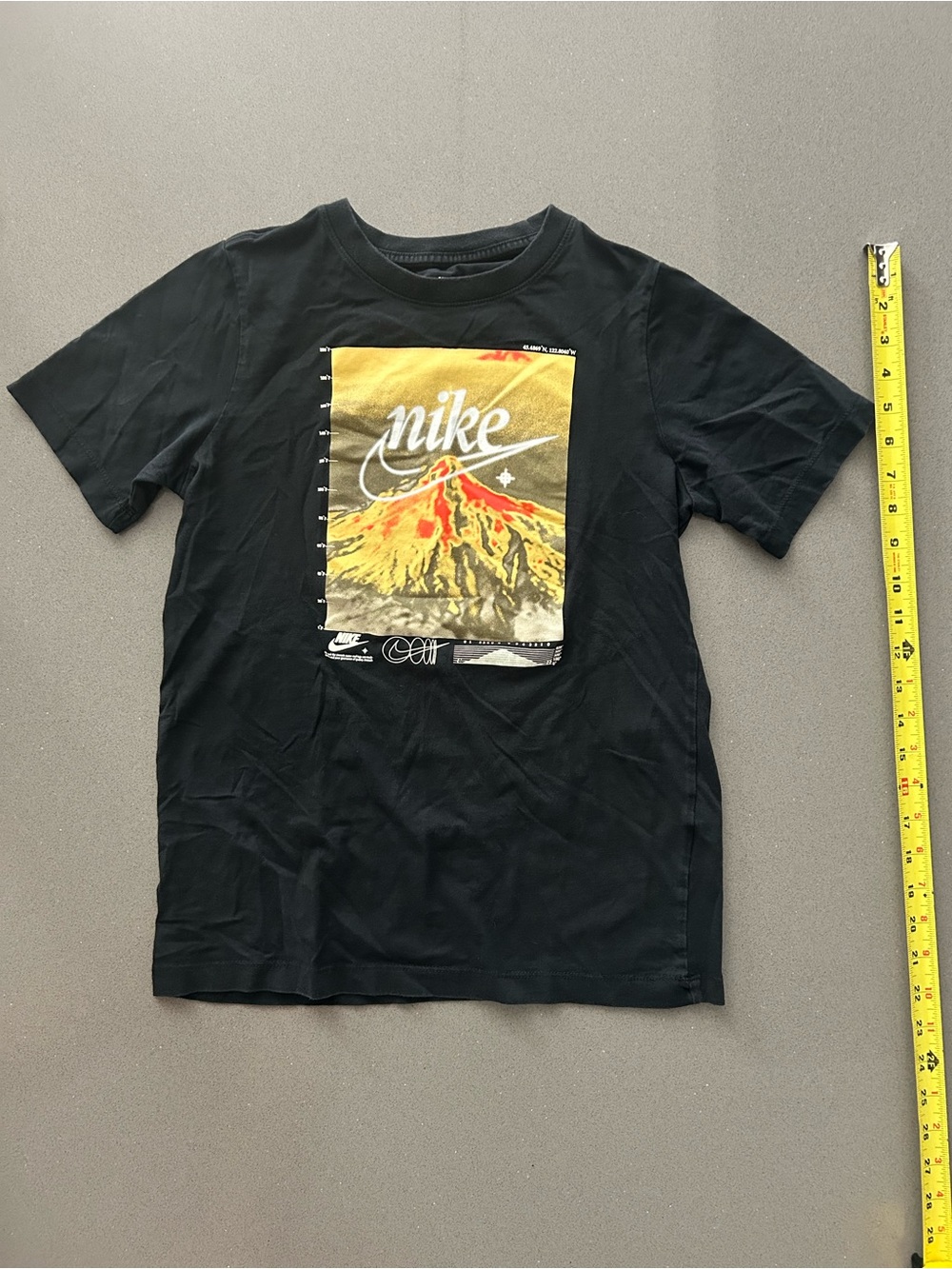 Nike Graphic T-Shirt Kids Size L…
